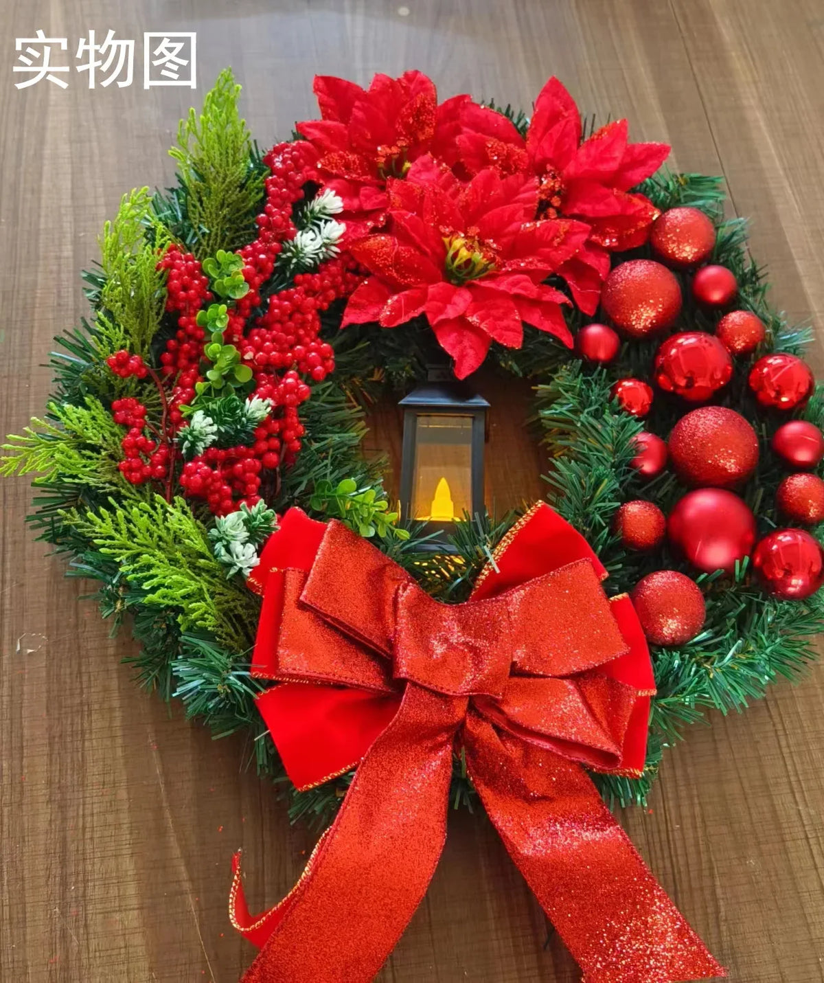 Kerstgloed – Kerstkrans met Gouden en Rode Details en Verlichting