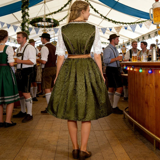 Groene Dirndl jurk met witte kanten blouse en gouden strik