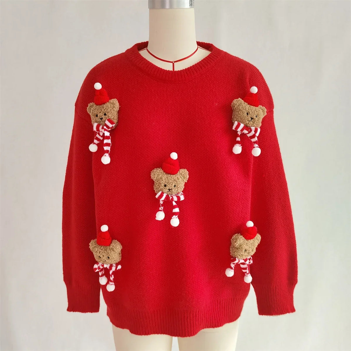 Rode gebreide trui met teddybeerdecoraties, ronde hals