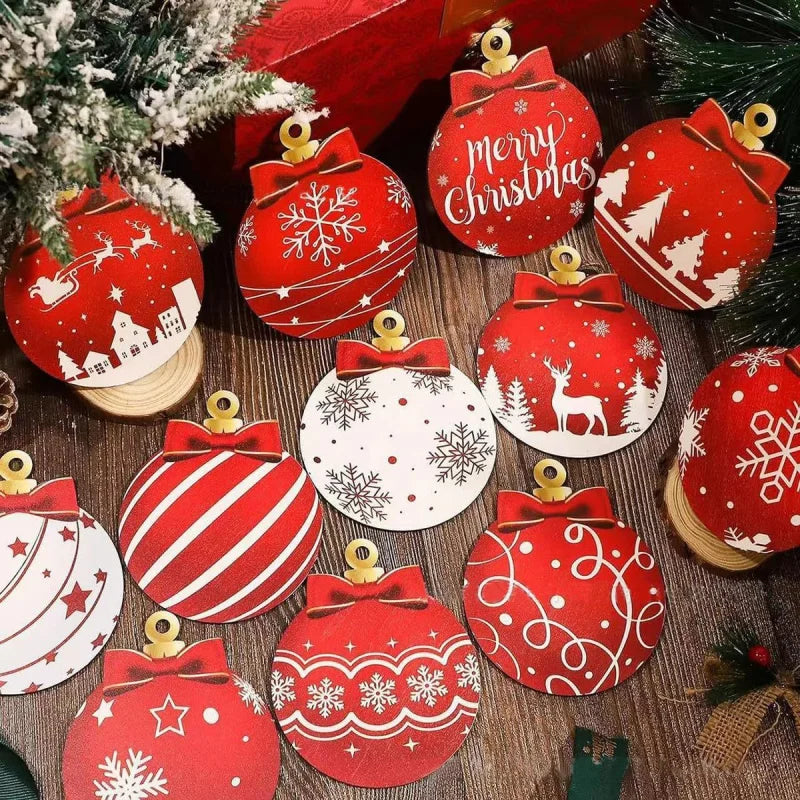 Houtfeest Kerstornamenten – Set van 12 Rode en Witte Houten Hangers