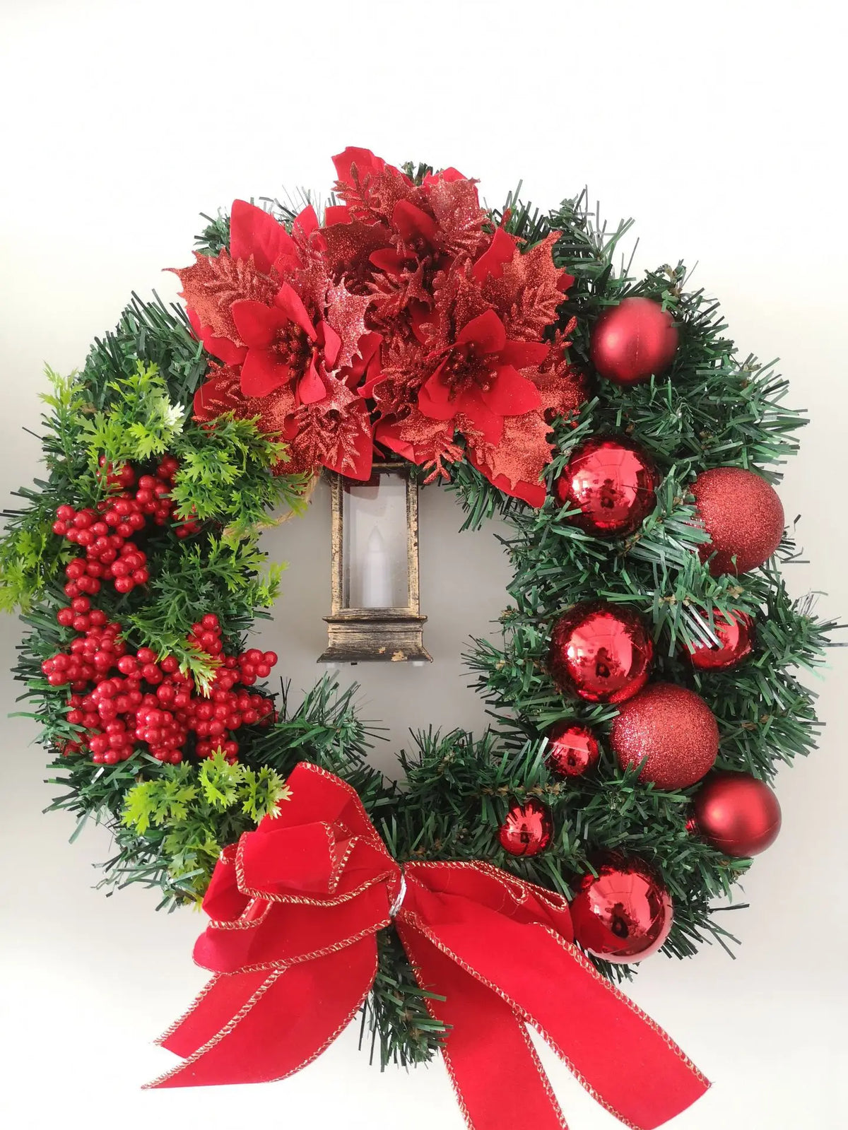 Kerstgloed – Kerstkrans met Gouden en Rode Details en Verlichting