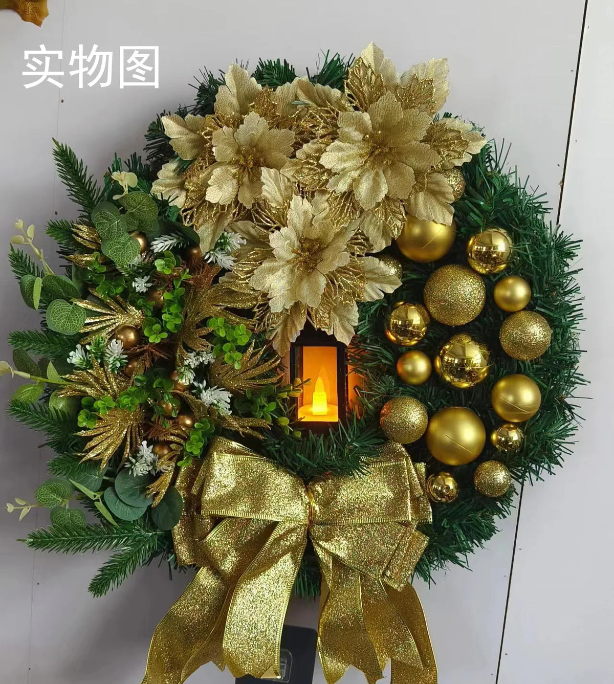 Kerstgloed – Kerstkrans met Gouden en Rode Details en Verlichting