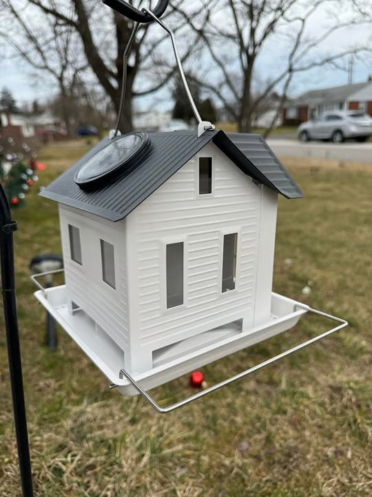 Zonnevoederhuisje met hangend metalen huis