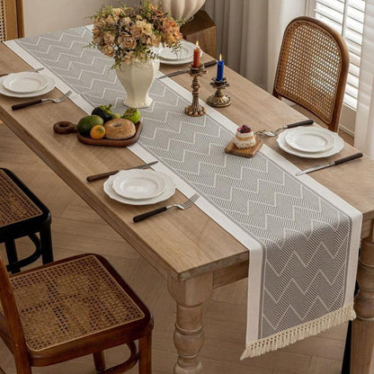 Zigzag Tafelrunner met Franjes – Decoratieve Tafelloper