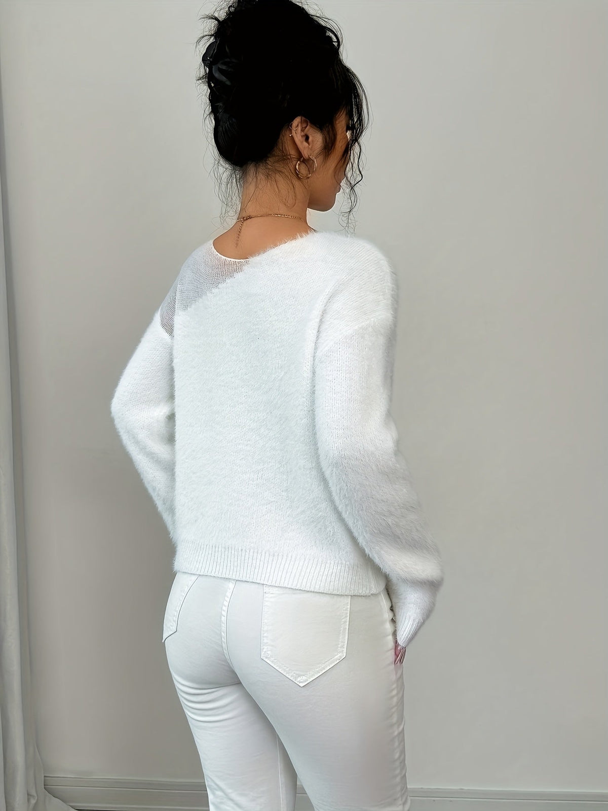Witte trui met v-hals en transparante details