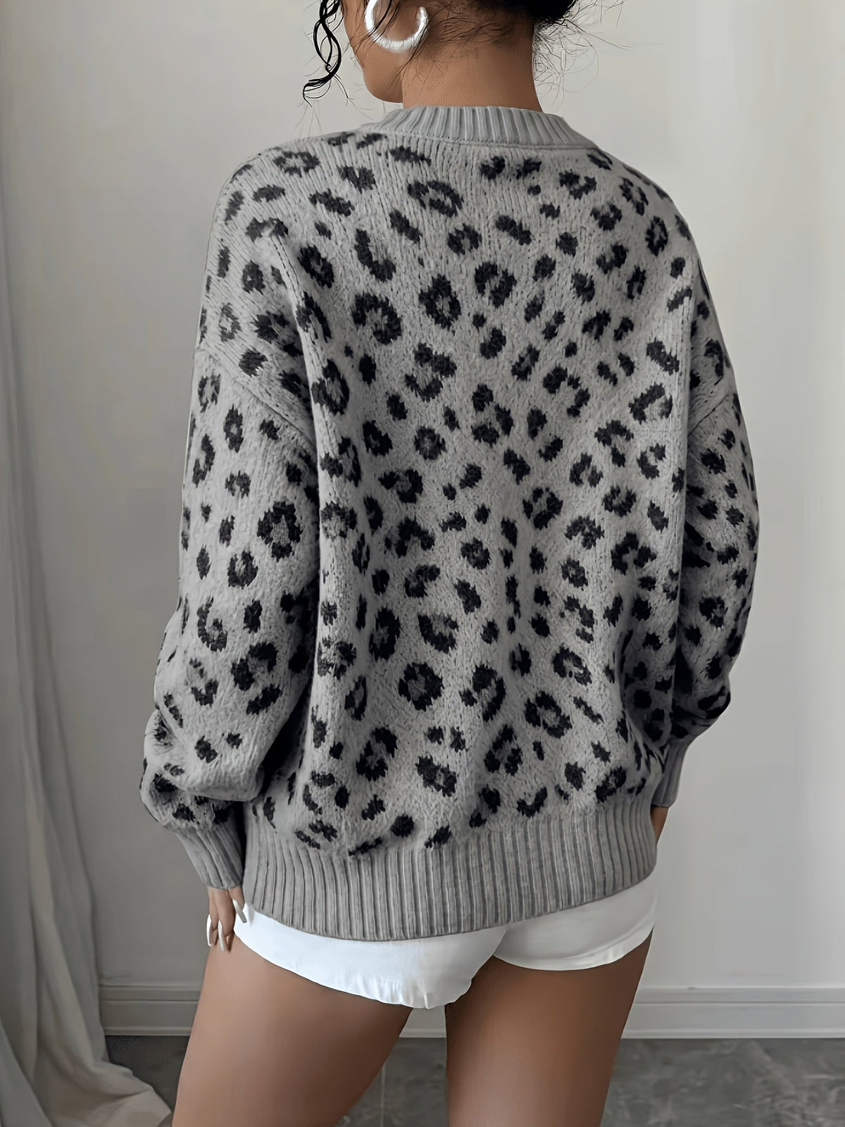 Damestriktrøje med leopardmønster, rund hals, lange ærmer
