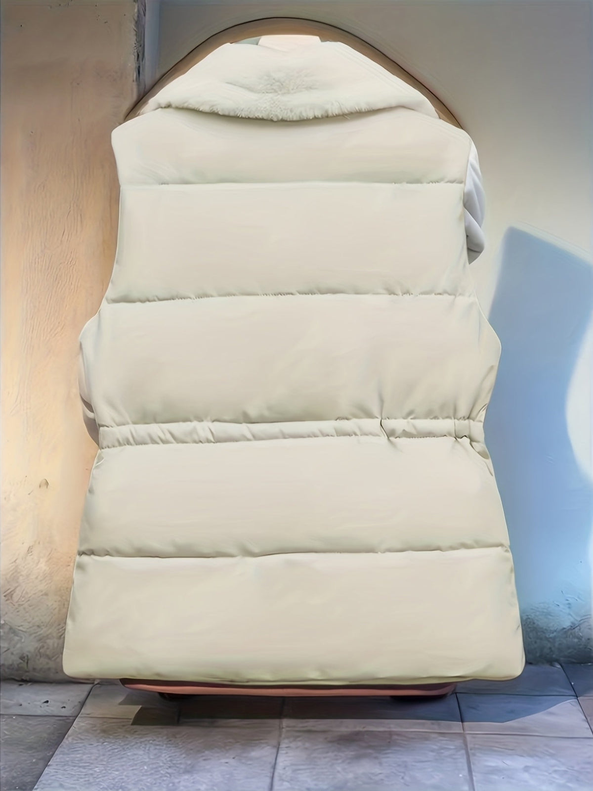 Dames gewatteerde vest met nepbontdetails en taillekoord