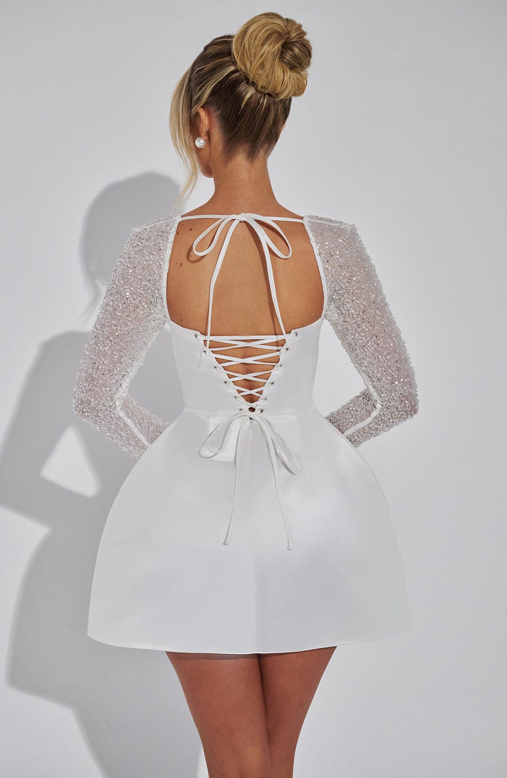 Elara Glansrijke Minijurk met Off-Shoulder Mouwen