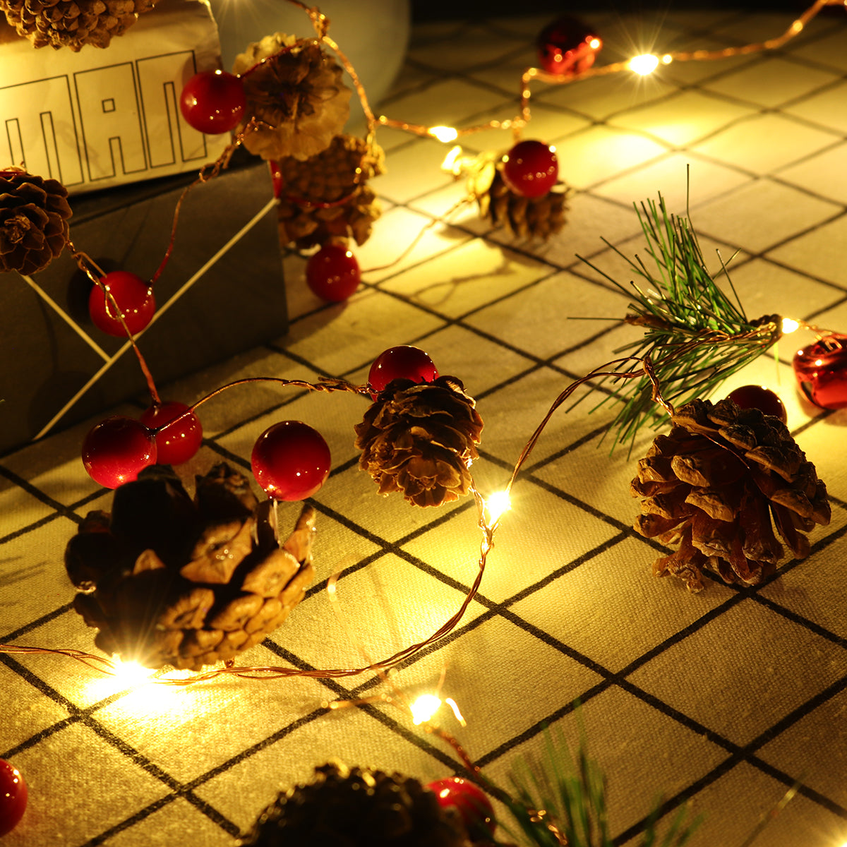 Dennerust LED Kerstlichtslinger met Dennenappels voor Binnen en Buiten