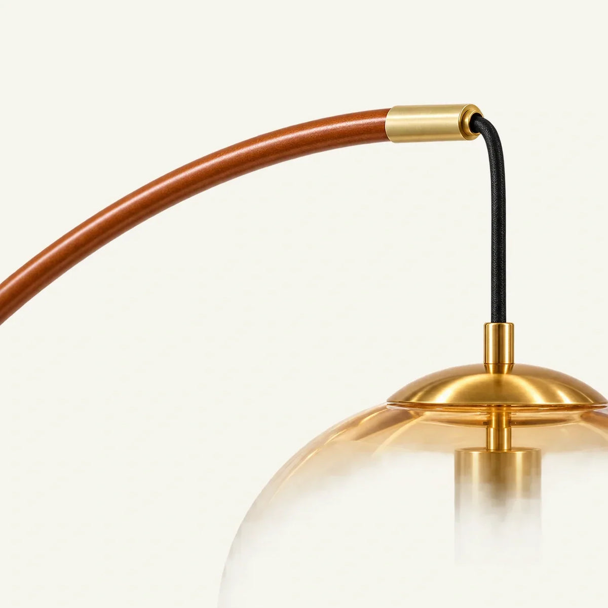 Elvara Boogvloerlamp – Moderne Vloerlamp met Amberkleurig Glas