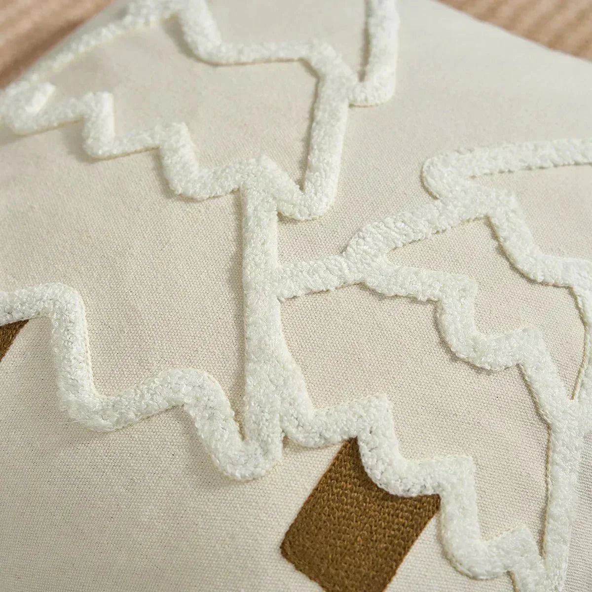 Fenna Kerstkussensloop – Geborduurde Kerstboom met Pompondetails