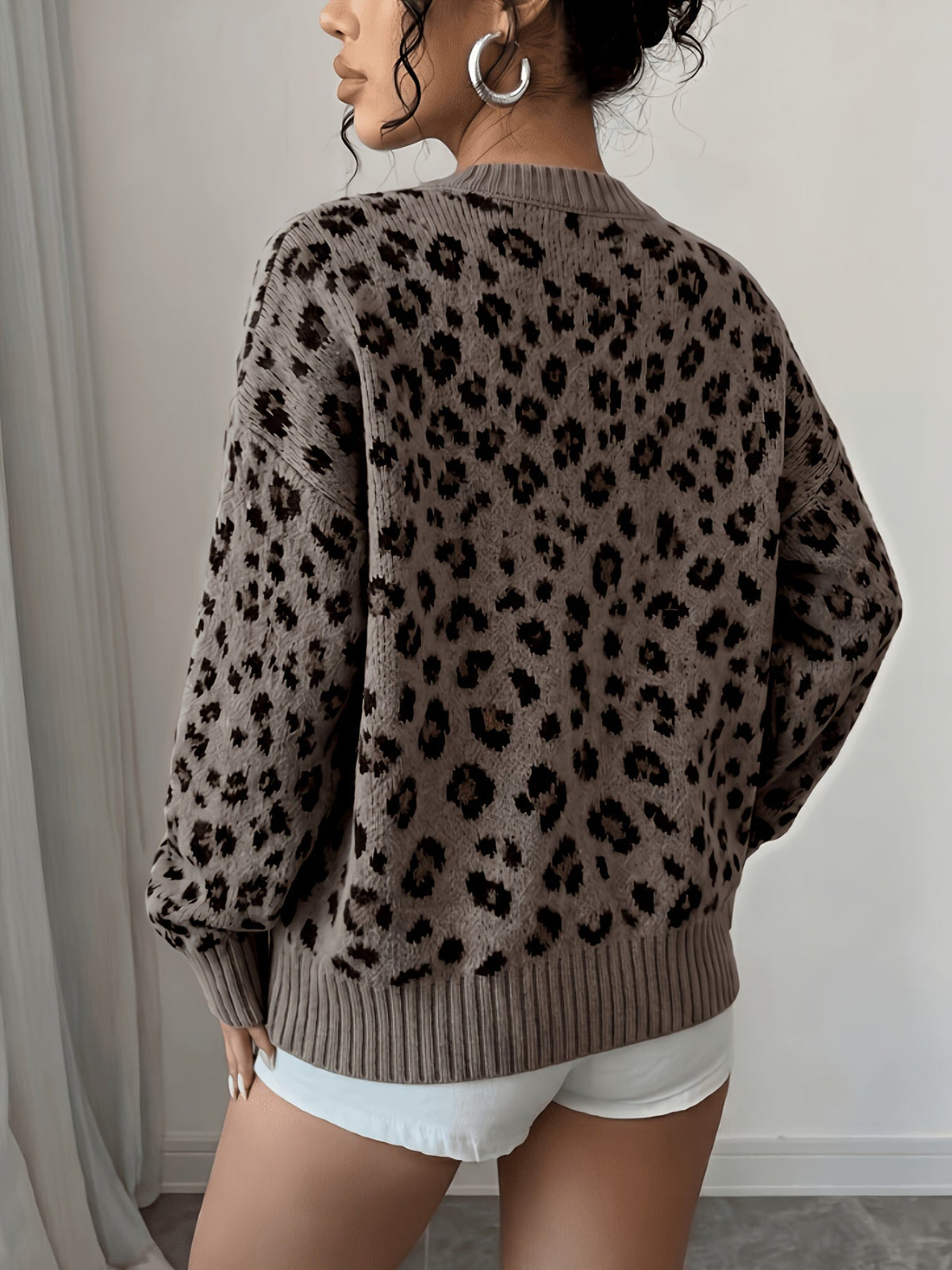 Damestriktrøje med leopardmønster, rund hals, lange ærmer