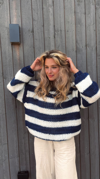 Strepenora – Oversized Damestrui met Brede Strepen en Ronde Hals