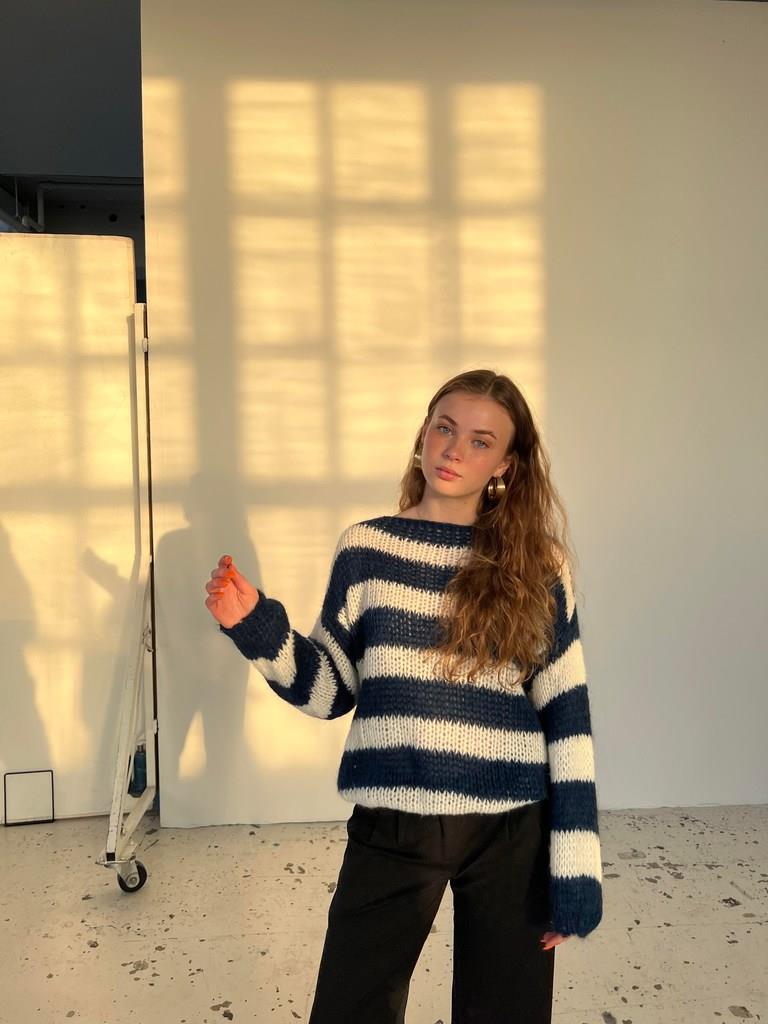 Strepenora – Oversized Damestrui met Brede Strepen en Ronde Hals